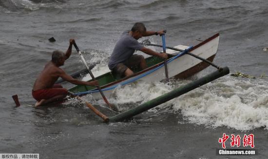据菲律宾气象局警告称，台风“巨爵”行进速度减缓，威力可能持续3天。图为渔民在风浪中出海打鱼。