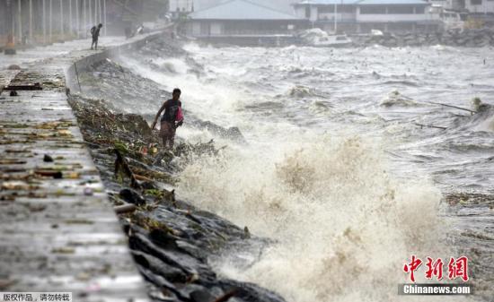 据菲律宾气象局警告称，台风“巨爵”行进速度减缓