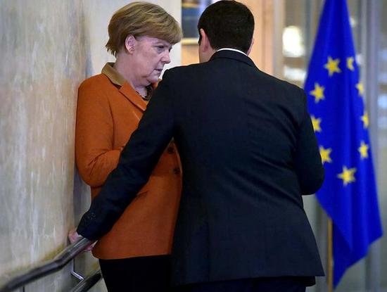 希腊总理齐普拉斯（右）与德国总理默克尔靠着墙壁商榷计划