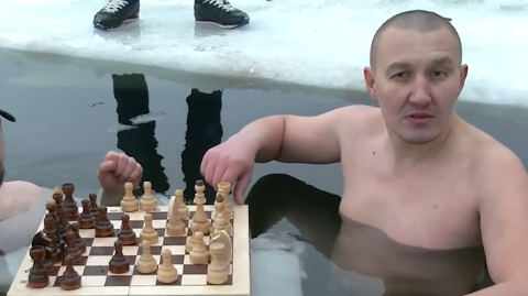 俄罗斯男子不惧严寒 泡冰湖中下国际象棋