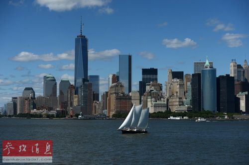 资料图片：一艘帆船从美国纽约曼哈顿的建筑前驶过。新华社记者王雷摄