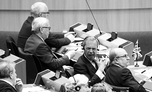 “脱欧”派领袖、英国独立党领导人奈杰尔·法拉奇（图中戴耳机者）28日在欧洲议会特别全会上以胜利者的姿态出现，说自己“笑到最后”，结果受到奚落和起哄。会议通过决定，要求英国“尽早走”。