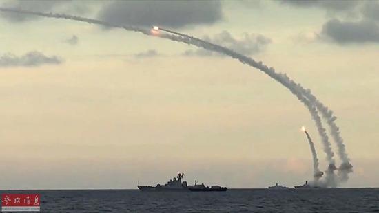 图为里海舰队军舰从里海水域发射18枚“口径-NK”巡航导弹。