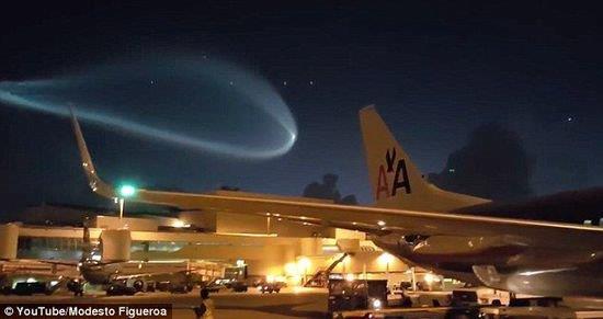 美国迈阿密机场惊现超大UFO 险撞飞机