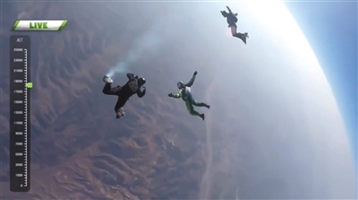 7月30日，美国跳伞员卢克·艾金斯（中）在不携带降落伞的情况下，从7620米的高空跳下。