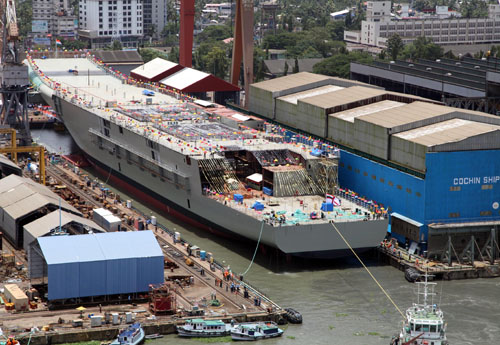 资料图：2013年8月12日，印度第一艘国产航母“维克兰特”号在印度南部港口科钦下水。