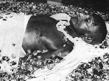 1948年1月30日傍晚，印度圣雄甘地在晚祷会场的平台前，一位极端印度教教徒先是向甘地鞠躬行礼，口中低声说道：“圣父，您好!”随后便掏出手枪向甘地连开数枪。这位终身提倡“非暴力”的老人就这样死在了狂热分子的枪口之下。当天，负责保护甘地的警官因市政部门的职员计划罢工而被紧急招回警察局了，也让暴徒钻了空挡。