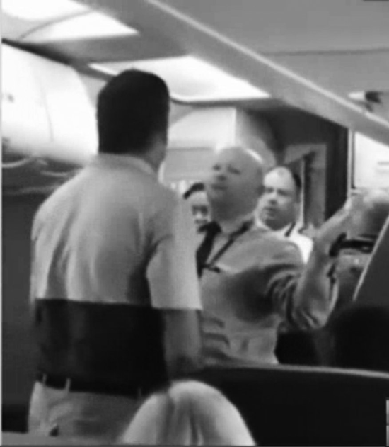 “婴儿车事件”视频截图：男乘务员与乘客争吵。