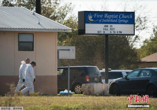当地时间11月5日，美国得克萨斯州南部一处教堂发生枪击事件。有消息称，事件已造成至少27人遇难，另有20多人受伤。凶手已被击毙。图为枪击案现场，警方展开调查。