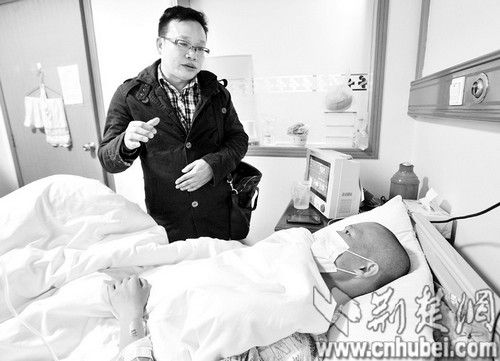 武汉红十字会遗体捐献管理中心主任骆钢强探望张琪