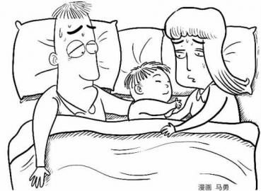 漫画图：男孩与父母同床睡。