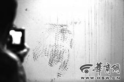 33楼走廊窗户的墙上留有脚印 本报记者 袁琛 摄