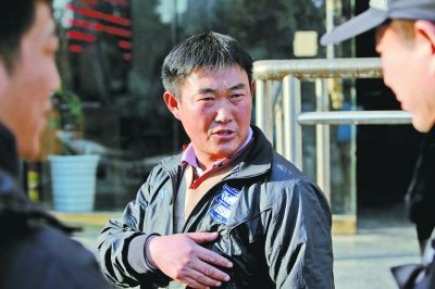  昨天下午，艾金中的弟弟（右二）到汉口火车站站前派出所报警。记者杨涛 摄