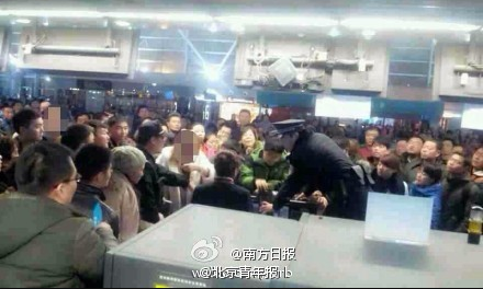 郑州机场因大雪关闭后遭滞留旅客打砸(图)