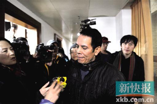 昨日,小华的父亲胡国虎接受媒体记者采访。新快报记者 孙毅/摄