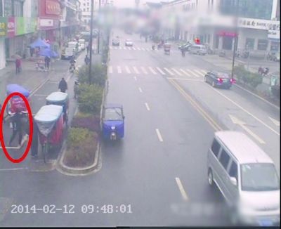 尽管嫌疑人拿走了金店内的监控设备，但他逃离过程中仍被道路监控拍下（红圈中为嫌疑人）。