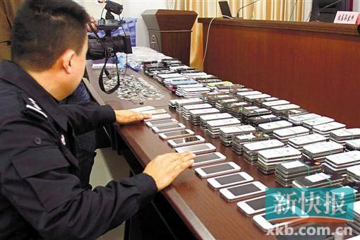 警方缴获的赃物很多是高档手机。新快报记者 陈荣炎/摄