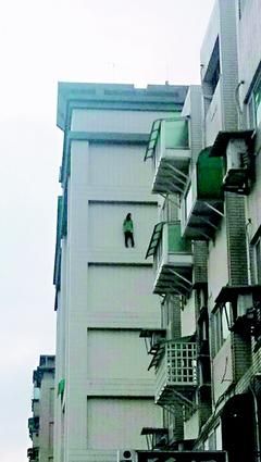 台湾桃园县温姓女子受不了丈夫一再出轨，气得从七楼往下跳。