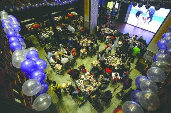 包下的火锅店里坐满来扎场子、送祝福的市民