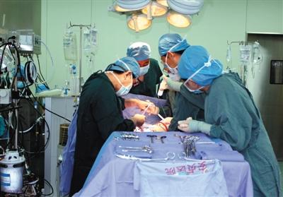 5月2日晚，小包在北京安贞医院接受心脏移植手术。新华社发