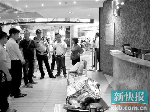 昨日，刘姐的行为引来众人围观，警方再次到场进行调解。