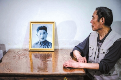 留存的唯一一张父亲的照片，慰藉了侯希贤许多年。京华时报记者朱嘉磊摄