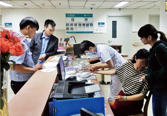 今晨,丁女士与民警来到大兴区仁和医院,医生提取了丁女士体内的DNA样本并抽血化验 今晨,丁女士与民警来到大兴区仁和医院,医生提取了丁女士体内的DNA样本并抽血化验