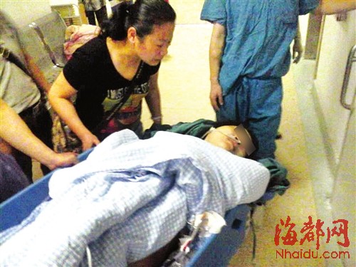 郑老师被刺伤后，被急送至市二医院治疗
