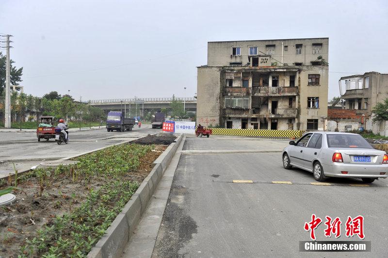 成都最牛钉子户“腰斩”公路