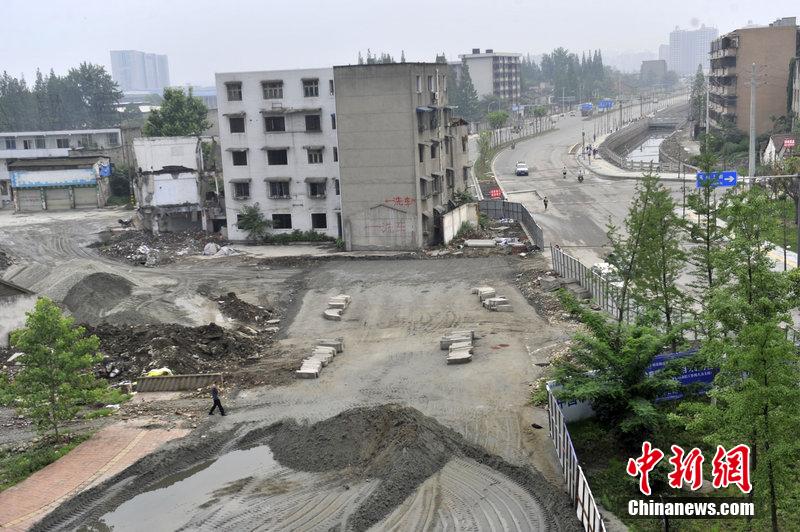 成都最牛钉子户“腰斩”公路