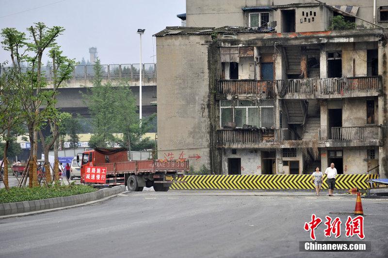 成都最牛钉子户“腰斩”公路