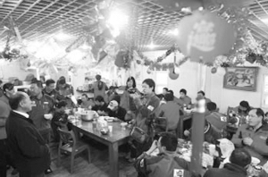 2009年,陈文在长城站为大伙准备了丰盛的年夜饭