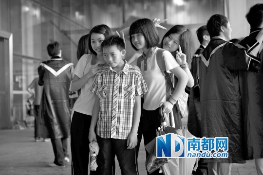 6月22日上午,杨六斤参观深圳大学科技楼,虽然来到康桥书院才两星期,但他却已经融入了同学们的生活中。</p><p>　　