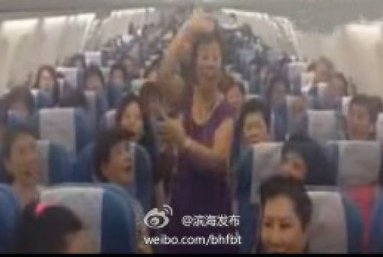 航班延误七小时　“天津大妈”合唱救场感动众人