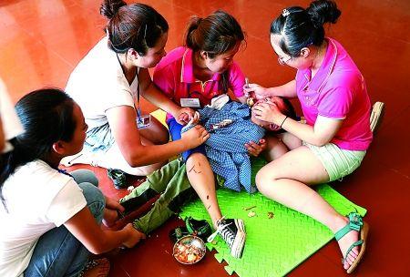 女博士“以暴制暴”治疗自闭儿童 10人回归正常