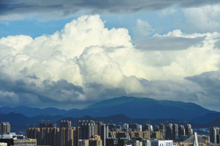 昨天，宁波出现了蓝天白云的天气，能见度非常好。记者徐佳伟摄