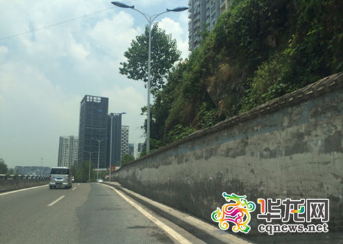重庆现37厘米宽人行道 约等于3个iPhone5s(图)