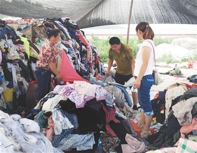 “垃圾衣服”流向工地每件10元 被指可传染疾病