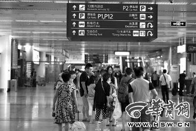 昨日,西安咸阳国际机场,等候行李消息的乘客焦急地徘徊等待 华商报记者 袁琛 摄