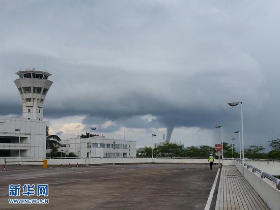 珠海机场附近海域现“龙吸水”奇观(图)