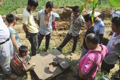 当地村民介绍古墓发掘时的情况