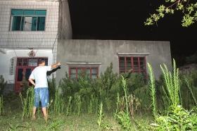 8月7日,华容县胜峰乡排山村,村民指证刘安红(化名)被拘禁的杂屋(画面右边这间),刘安红在这里被关入铁笼27小时。图/实习生张迪