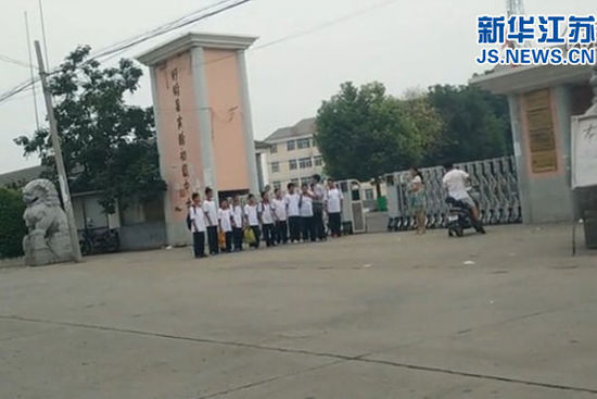 事发地，盱眙县实验初级中学门口。