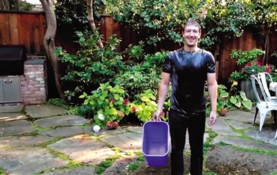 8月13日，Facebook CEO扎克伯格应新泽西州州长挑战将一桶冰水从自己头上淋下，他表示所做的一切都是为了慈善，并挑战比尔·盖茨。