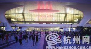 广场舞占领亚洲最大火车站 杭州东站急购隔离带