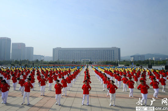 广场舞大联欢 三千大妈穿彩色服装齐跳两小时_央广网
