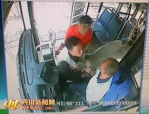 两男子未赶上公交 拦车砸司机脑袋扇耳光(图)