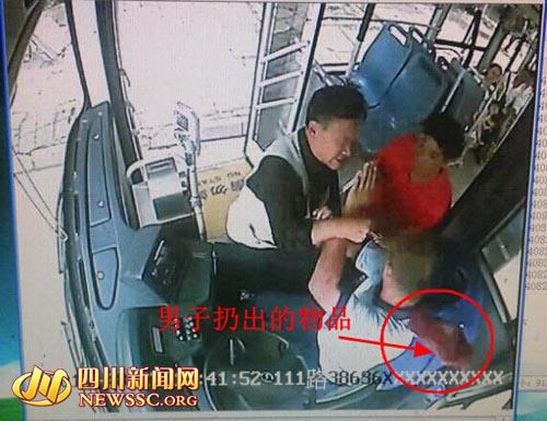 两男子未赶上公交 拦车砸司机脑袋扇耳光(图)