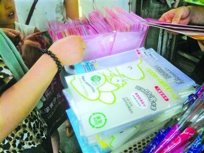 小学新生入学使用统一文具 校方：可以避免攀比