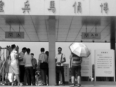 陕西一热门景区票贩公然倒票 部分公厕须交费